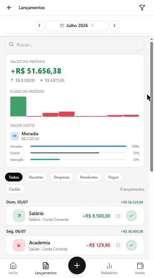 Lista de lançamentos do BlueMoney no celular, com saldo do período, fluxo diário, filtros e os lançamentos agrupados por dia.